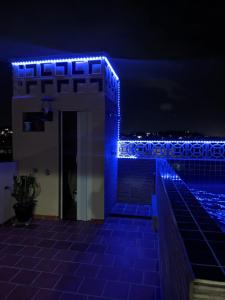 圣佩德罗-达阿尔德亚Região dos Lagos - casa para temporada的一座漆上蓝色灯光的建筑