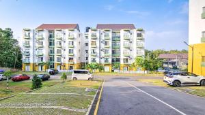 科伦坡Luxurious 2 bedroom apartment - Ariyana Resort Apartments -Athurugiriya的大型公寓大楼,停车场有车辆停放