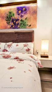 科伦坡Luxurious 2 bedroom apartment - Ariyana Resort Apartments -Athurugiriya的一间卧室配有一张壁画床
