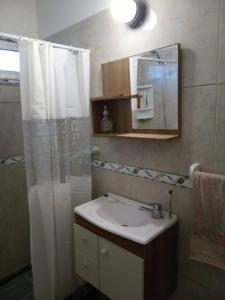 亚特兰蒂斯达Apto. a dos cuadras del mar的浴室配有盥洗盆和带镜子的淋浴