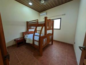Playa CopelCasa Pura Vida Copal KiteBeach的一间卧室配有两张双层床。