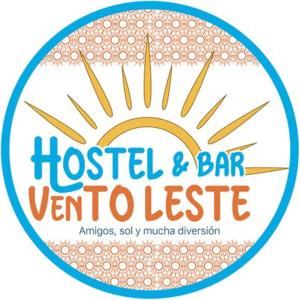 邦比尼亚斯Hostel Vento Leste的旅馆和酒吧场所的标志
