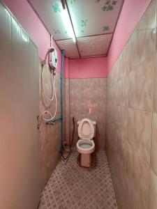 甲米镇Madam Guesthouse的一间带卫生间和粉红色天花板的浴室