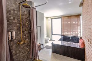 高兰SriLanta Resort and Spa的一间带步入式淋浴间和卫生间的浴室