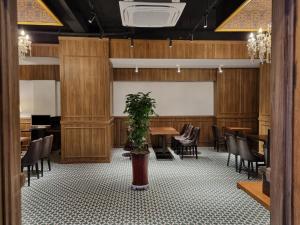 釜山天使酒店的用餐室设有木墙和桌椅