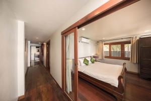 高兰SriLanta Resort and Spa的一间卧室设有一张大床和一个窗户。