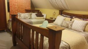 奥玛鲁Century House B & B flatlette的一间卧室配有两张床和一张婴儿床。