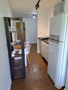 巴西利亚Studio 109-comfortable, practical, great location的厨房配有白色冰箱和台面