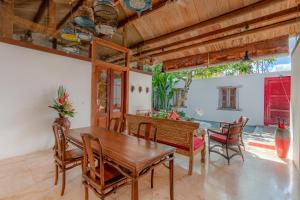 塞米亚克巴厘岛姜套房别墅的一间带木桌和椅子的用餐室