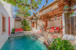 塞米亚克巴厘岛姜套房别墅的一座带游泳池和房子的别墅