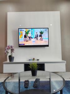 瓜拉丁加奴Mimpi D View Homestay的客厅的白色墙壁上设有平面电视。