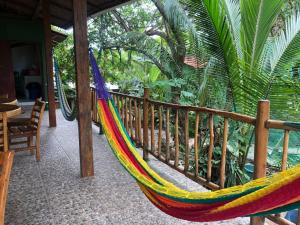 AposentilloEl Marabu Surf Resort的门廊上的吊床,带围栏
