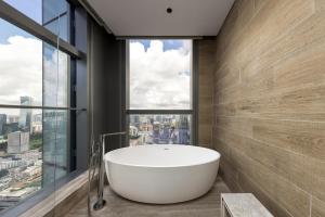 深圳深圳湾万丽酒店的带浴缸的浴室和大窗户