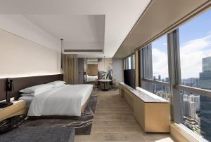 深圳深圳湾万丽酒店的酒店客房设有一张床和一个大窗户