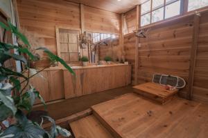 大叻Mơ Garden Retreat DaLat的一间设有木板房的房间,里面设有长凳