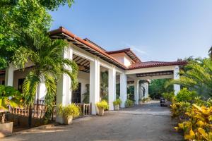 MullaittivuAlai Resort的享有棕榈树建筑的外部景色