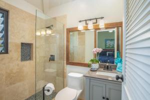 利胡埃Kaha Lani 304的浴室配有卫生间、盥洗盆和淋浴。