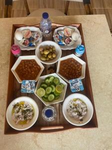锡瓦amzran hotel siwa的桌上的盘子,盘子,食物