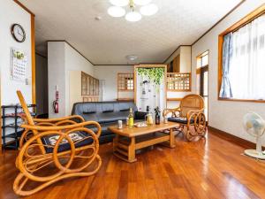 IeAGARI 伊江島 Ie Island的客厅配有沙发和桌椅