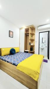 河内Hanoi Cozy Homestay Long Biên的一间卧室配有一张黄色毯子床