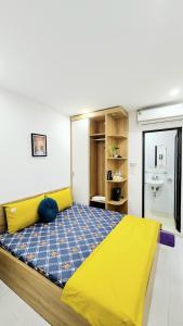 河内Hanoi Cozy Homestay Long Biên的一间卧室配有黄色的床和水槽