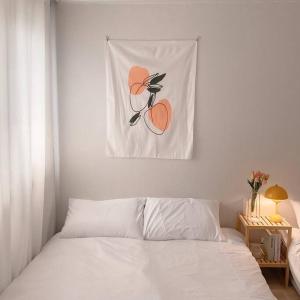 仁川市Reve Guwol的卧室配有白色的床和墙上的绘画作品
