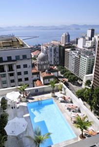 里约热内卢Windsor Guanabara Hotel的建筑物屋顶游泳池的正面景色