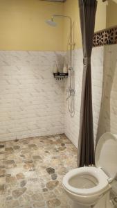 乌布D'Natha Villa Ubud的一间带卫生间和淋浴的浴室