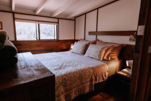 Forest GroveCottage 3 - The Row的一间卧室设有一张床和一个窗口