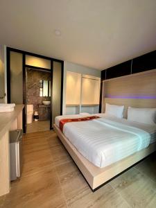 皮皮岛Phi Phi Rimlay Resort的一间带大床的卧室和一间浴室