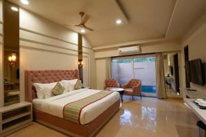 布什格尔Bageecha Resort的酒店客房设有床和窗户。