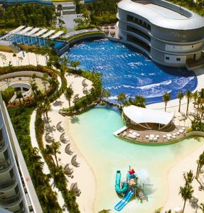 马尼拉Azure Urban Resort and Residences Bahamas Tower的一个带水上公园的度假村的游泳池