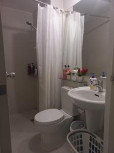 马尼拉Azure Urban Resort and Residences Bahamas Tower的白色的浴室设有卫生间和水槽。