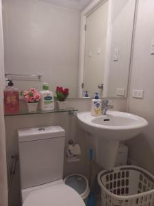 马尼拉Azure Urban Resort and Residences Bahamas Tower的浴室配有白色卫生间和盥洗盆。