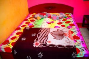 古瓦哈提Guwahati Lodge Guwahati的床上有蛋糕的床