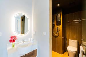 金边Emerald Hotel Residence的一间带水槽、卫生间和镜子的浴室
