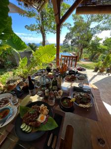 锡基霍尔Nakabalo Guesthouse & Restaurant的一张桌子,上面放着食物和葡萄酒