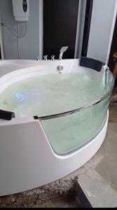 独鲁万Bmf Homestay Jacuzzi的浴室设有装满水的浴缸。
