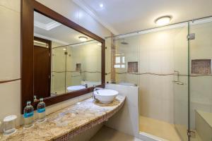 奈瓦沙恩纳斯排度假酒店及水疗中心的一间带两个水槽和玻璃淋浴间的浴室