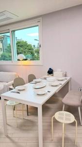 水原市Roy Stay Suwon Haenggung的白色的用餐室配有白色的桌椅