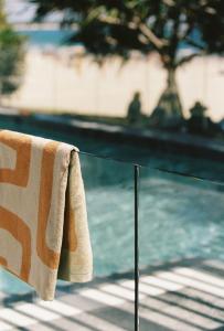 努萨角71 Hastings Street - Beachfront的游泳池旁的一条扶手毛巾