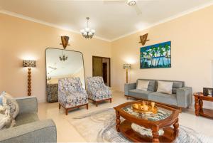 Kiembi SamakiShivo Guest House的客厅配有沙发、椅子和桌子