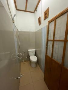 万慈Nua Indah Hotel & Resto Wakatobi的一间带卫生间和淋浴的小浴室