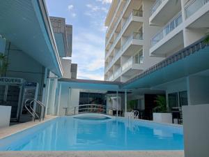 奥隆阿波Chequers Suites Subic Bay的大楼前的游泳池