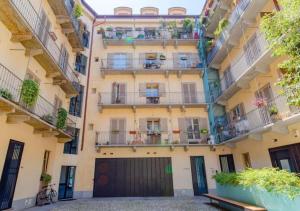 都灵Casa Accademia: unica e centrale的公寓大楼设有阳台和车库