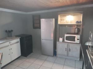 Dinokeng Game ReserveHartbees Boskamp的厨房配有白色冰箱和微波炉