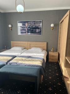 鲁斯塔维奥托帕帕酒店的一间卧室配有两张床,一张汽车的照片
