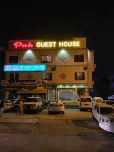 伊斯兰堡PAK HOTEL Islamabad的门前设有停车场的旅馆