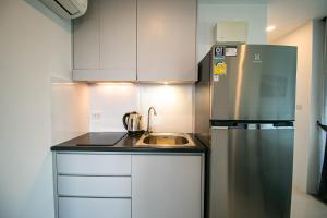 Ban Tha FatMantra Beach Condominium Suite 2 - Mae Phim的厨房配有不锈钢冰箱和水槽