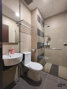 新山D'Esplanande Residence Homestay by WELCOME HOME的浴室配有卫生间、盥洗盆和淋浴。